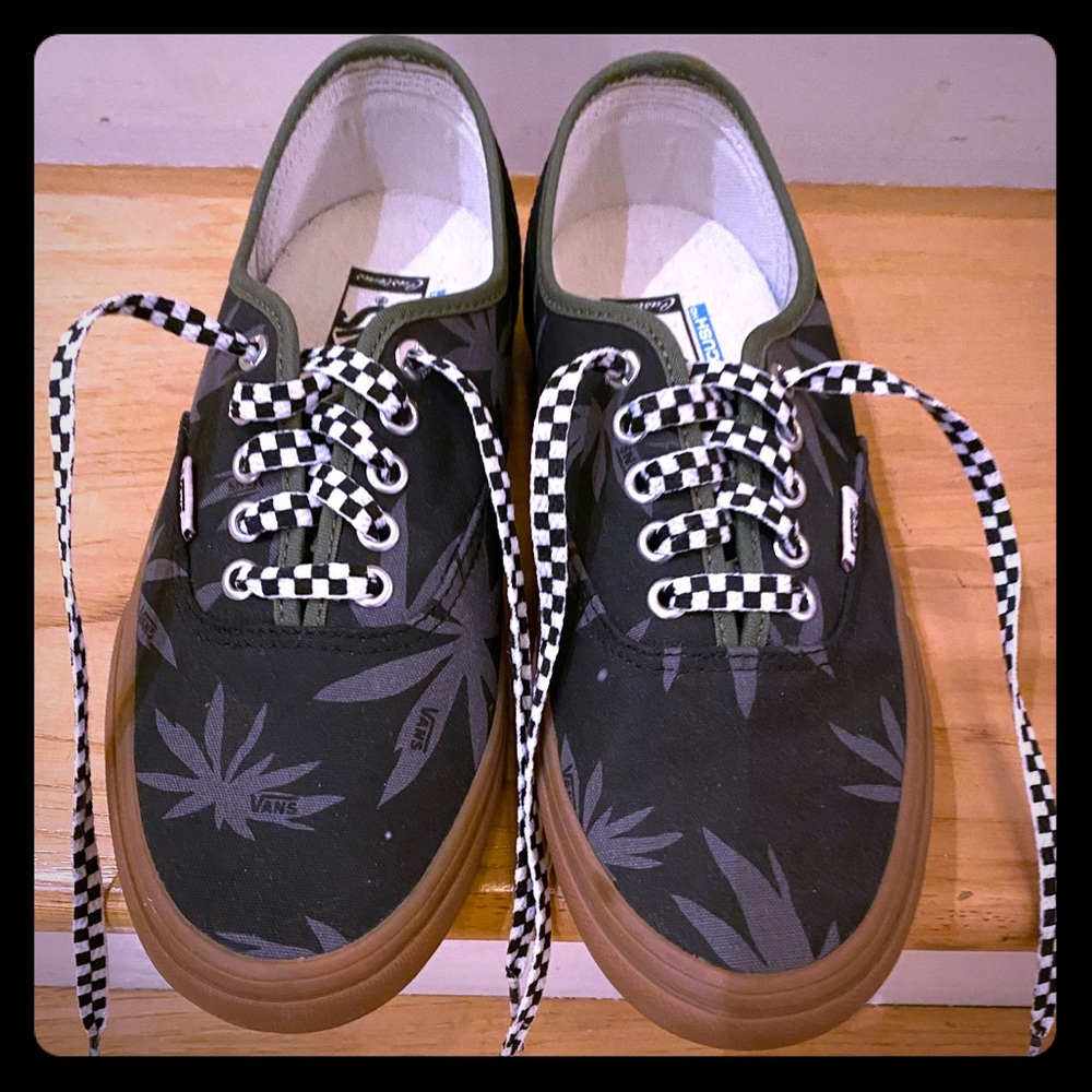 Youth Boys Vans off the Wall sneakers New size 7